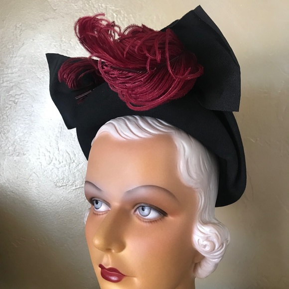 ENCHANTING 1940s' BLACK FELT BERET WITH BURGUNDY OSTRICH FEATHER + FABRIC BOW - Picture 3 of 13